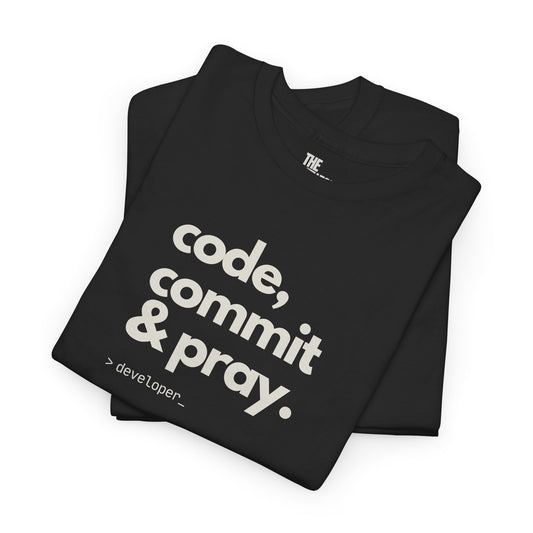 Code Commit And Pray: la camiseta perfecta para todos los desarrolladores que creen